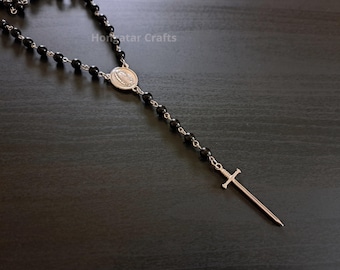 Collar corto estilo rosario con colgante de espada, tono plateado