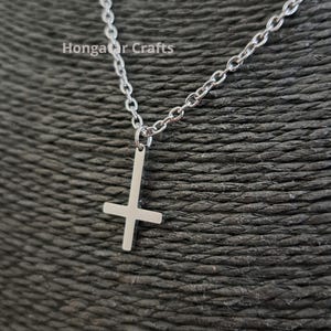 Petit collier croix inversée en acier inoxydable