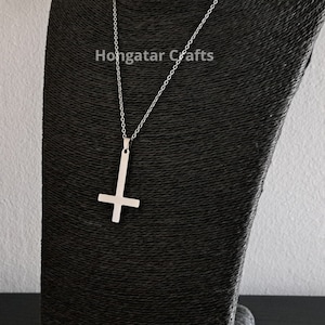 Roestvrijstalen ketting met omgekeerd kruis