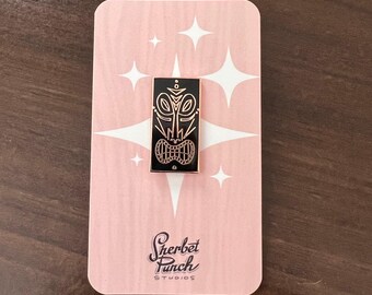 Pin de esmalte Tiki Idol