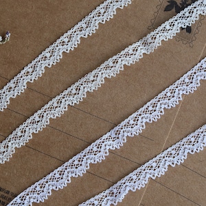 Bordure en dentelle de coton ancienne de 8 mm par mètre, beige et blanc, fabriquée en France, petite dentelle parfaite pour les vêtements de poupée