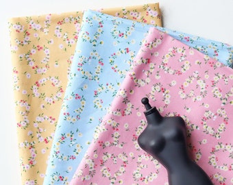 70 × 50 cm Precortado Premium 100% algodón Tiny Floral Wreath Print Fabric, en color rosa/amarillo/azul, perfecto para muñeca. Precortado a 70 × 50 cm
