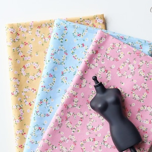 Tessuto con stampa di minuscole ghirlande floreali in cotone premium pretagliato 70 × 50 cm, in colore rosa/giallo/blu, perfetto per la bambola. Pretagliato a 70×50 cm