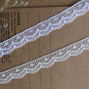 13 mm große französische Erbstück Baumwollspitze, Schütte, in weiß und beige, made in France, winzige Spitze perfekt für Puppenkleidung