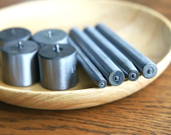 Herramienta para colocar ojales pequeños de 1 mm/1,5 mm/2 mm/2,5 mm con base (la única herramienta para ojales de 1 mm), para proyectos de costura de ropa de muñecas