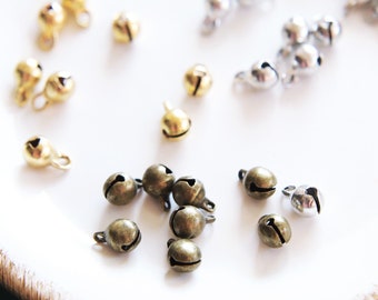 5mm / 0.2" Super Tiny Copper Jingle Bells Charms, en couleur or, argent et bronze, parfaits pour la fabrication de bijoux / vêtements de poupée / ours en peluche