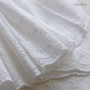 Dentelle de coton blanc cassé très délicate de 19,5 cm/7,7 po. avec broderie de fleurs, tissu de dentelle à broder, accessoires de couture, vendu par mètre