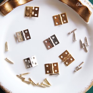 4 Sets - 8 × 10mm Super Tiny Messing Scharniere mit Nägeln, in 2 Farben, Für Puppenmöbel / Haus und andere Miniatur Herstellung, Puppen Bastelbedarf