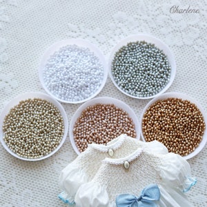 Perline finte di alta qualità da 2 mm, in 6 colori, perfette per vestiti per bambole, materiali per l’artigianato, confezione da circa 3 grammi/375 pezzi