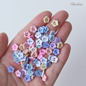 Bottoni a 2 fori a forma di fiore in plastica minuscola da 8 mm/0,31", in 22 colori, mini bottoni per vestiti per bambole, materiali artigianali