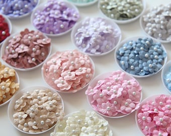 Pequeñas flores de tela satinada de 15 mm / 0,59 "con perlas de imitación, en 20 colores, flores para coser, mini decoración floral, 10 piezas / 50 piezas