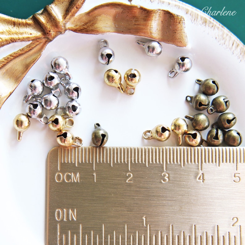 5mm Super kleine Kupfer Glöckchen Anhänger in Gold, Silber und Bronze Farbe, perfekt für Schmuck / Puppenkleidung / Bären Bild 3