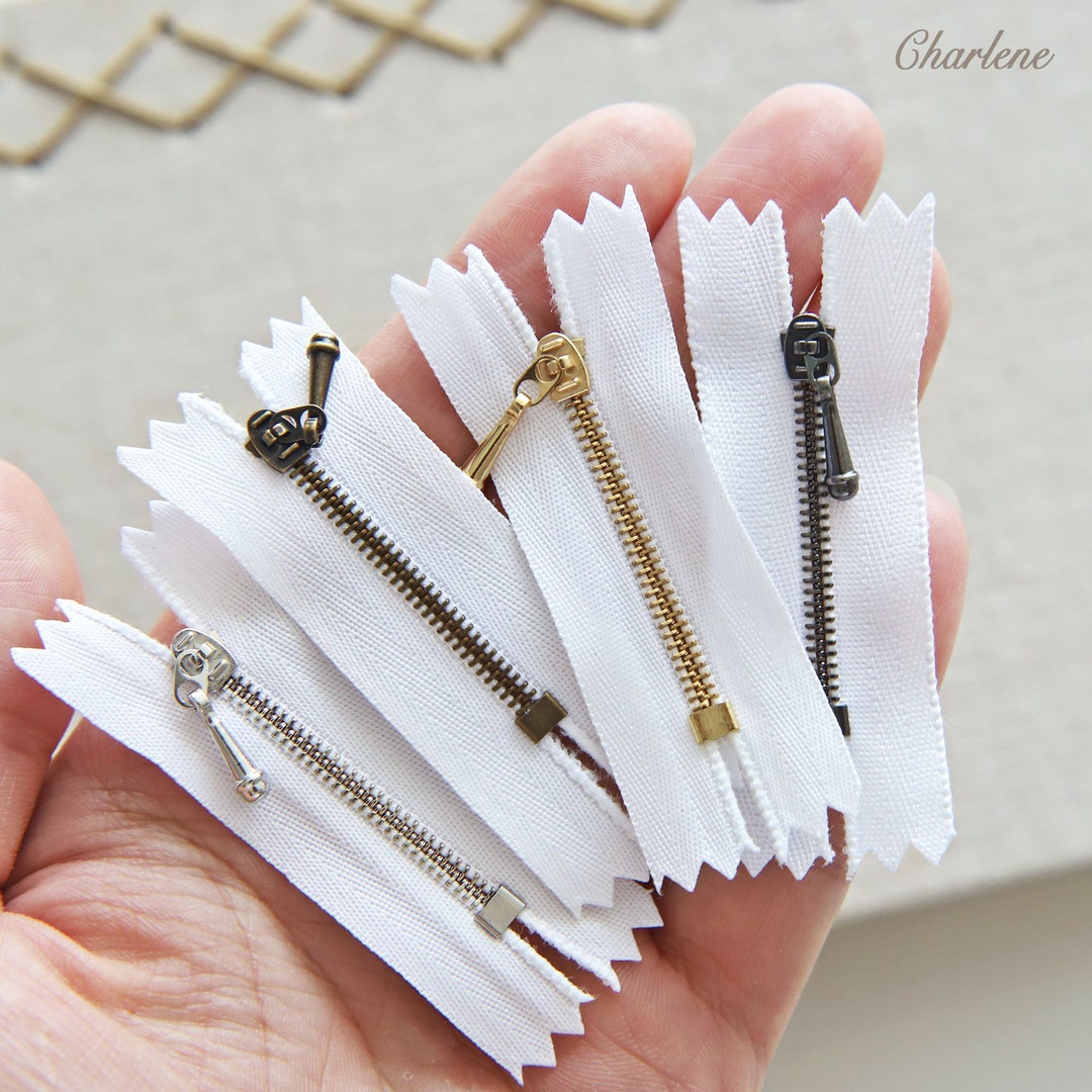 2 Cerniere Super Piccole 4 Cm Con Estremità Chiusa - Denti In Metallo E Nastro Bianco - Per Abiti E Borse Di Bambole