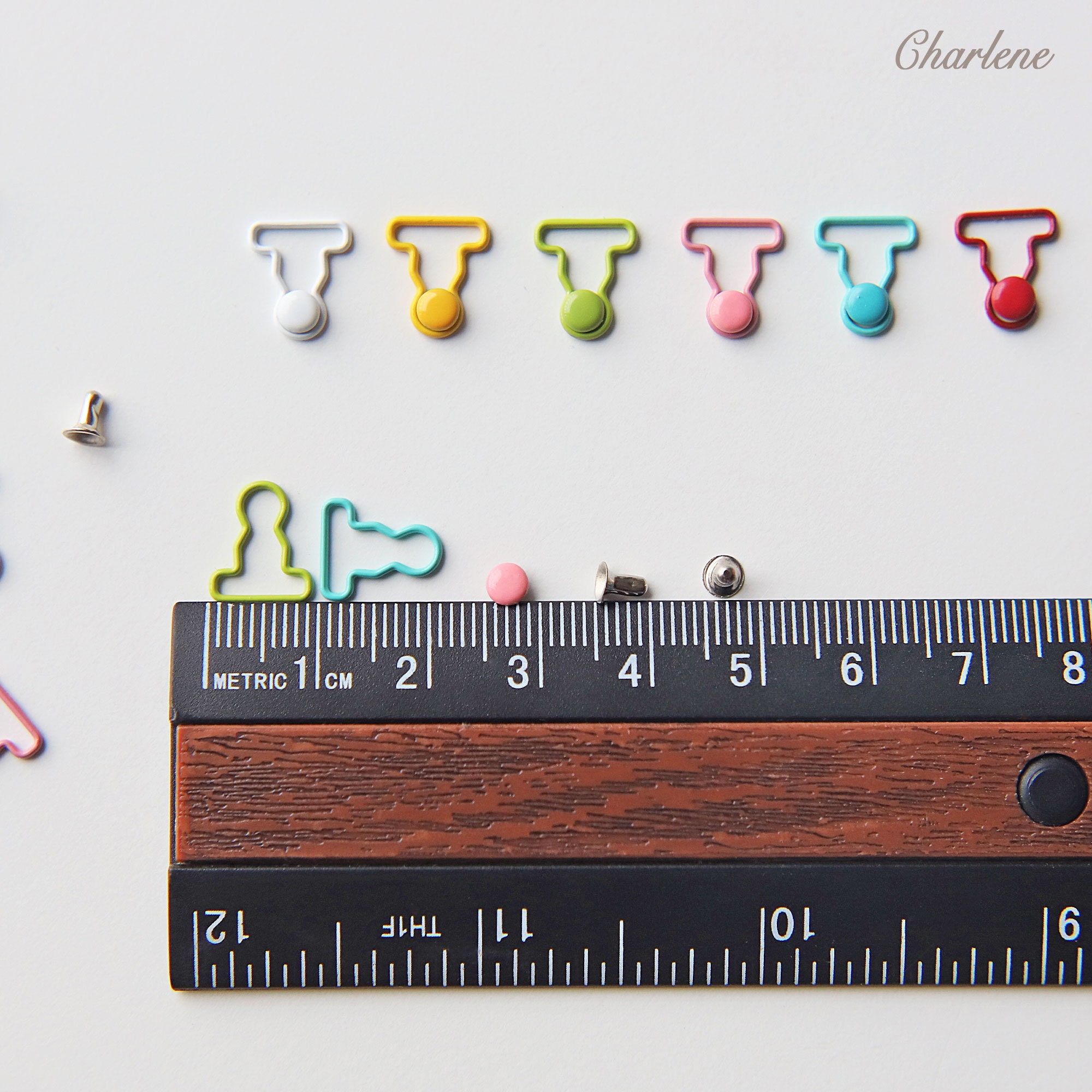 10 fibbie in metallo a forma di cuore minuscole da 4 mm (diametro interno), in 6 colori, per progetti di cucito di bambole - Italia