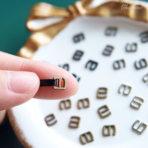 10 szt. - 3 mm (średnica wewnętrzna) Super Tiny 9 Shape Buckles, w 4 kolorach, idealne do ubranek dla lalek, małe artykuły rzemieślnicze