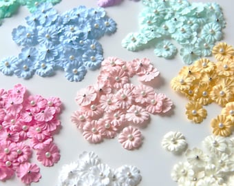 Pequeñas flores de tela de 18 mm (0,71") con perlas artificiales, en 12 colores, para coser, decoración floral de mini margaritas, 10/50 unidades - X051