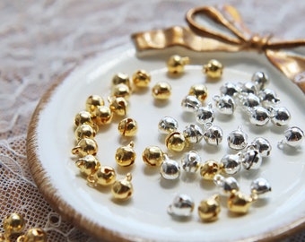 6 mm super kleine koperen Jingle Bells bedels, in goud en zilver toon, perfect voor sieraden/poppenkleding/beer maken, ze kunnen rinkelen