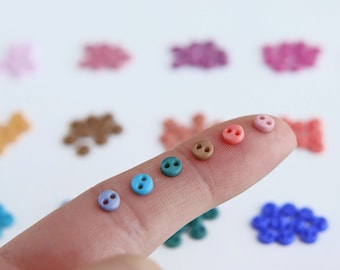 4 mm の小さな丸型プラスチックボタン (新色)、15 色、人形の服に最適
