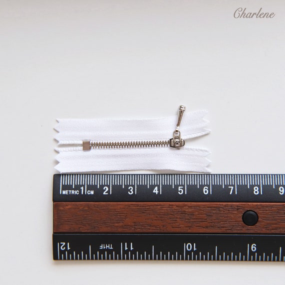 Cerniere minuscole con estremità chiuse da 10 cm/3,9, nastro bianco/nero, denti in metallo, micro mini cerniere, perfette per i vestiti delle bambole - Italia
