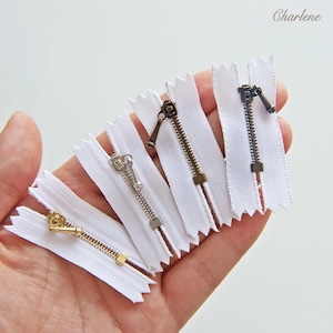 3cm / 1,2 ""Mini-Reißverschlüsse mit geschlossenem Ende Perfekt für Puppentaschen, weißes Klebeband und Metallzähne, Mikro-Mini-Reißverschlüsse, Puppennähzubehör."