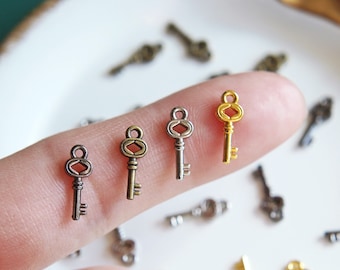 5 Stück - 4.6 × 12 mm Super Tiny Metall Schlüssel Charms, in 4 Farben, Puppentasche Hardware, Mini Bastelbedarf