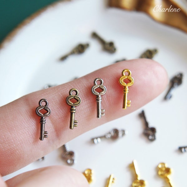 5 PCS - 4,6 × 12 mm Super Tiny Metal Key Charms, en 4 couleurs, matériel de sac de poupée, mini fourniture artisanale