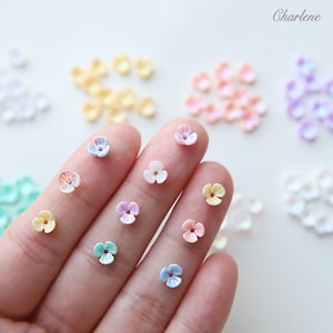 Fiori di plastica super piccoli e scintillanti da 6 mm/0,24", in 8 colori, forniture artigianali, per abbellimenti di vestiti per bambole / nail art