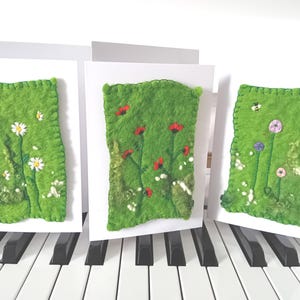 geborduurde bloemen op een natte vilten achtergrondkaarten, mooie bloemenkaart om in te lijsten, gemengde kleuren bloemenkaart voor alle gelegenheden, wollen kunstkaarten