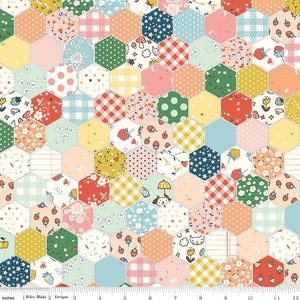以下が含まれることがあります： パッチワークデザインのカラフルな生地。水玉模様、ギンガムチェック、花柄など、さまざまな色とパターンで、さまざまな六角形の形が特徴です。生地には「Riley Blake Designs」と表示されています。