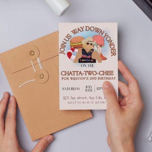 Puede incluir: Una invitación de cumpleaños con el texto "Join Us Way Down Yonder" y "Chatta-Two-Chee" sobre un fondo crema. La invitación incluye una ilustración de dibujos animados de una persona, una hamburguesa, un helado y un salvavidas. Un sobre marrón está en el fondo.