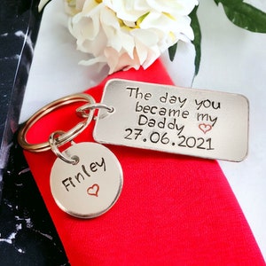 Personalised keyring for Daddy with date and name, new Daddy keychain birthday gift, first time dad Christmas gift from new baby boy or girl