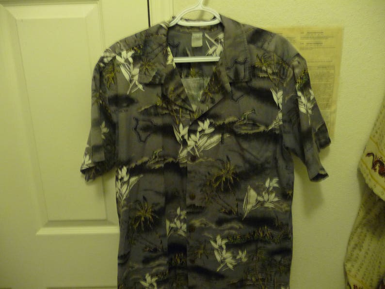 Gently Worn Palm Wave Aloha Hawaiian Men/'s Medium SS Shirt Gray Background white floral Dad Wear Alert!!!