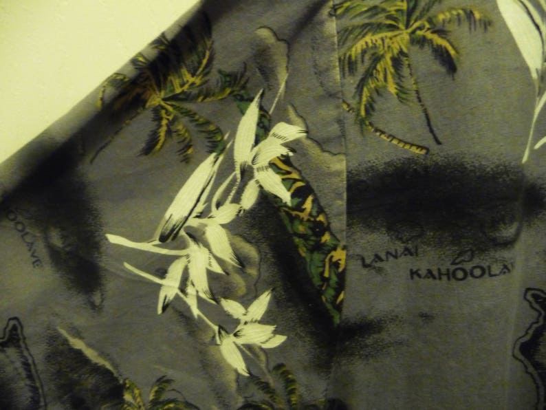 Gently Worn Palm Wave Aloha Hawaiian Men/'s Medium SS Shirt Gray Background white floral Dad Wear Alert!!!