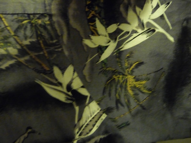 Gently Worn Palm Wave Aloha Hawaiian Men/'s Medium SS Shirt Gray Background white floral Dad Wear Alert!!!