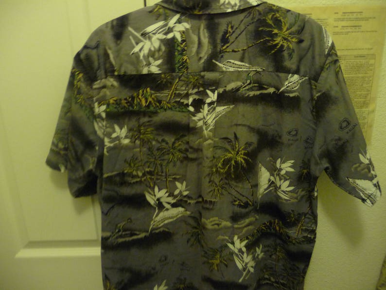 Gently Worn Palm Wave Aloha Hawaiian Men/'s Medium SS Shirt Gray Background white floral Dad Wear Alert!!!