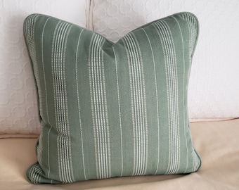 Funda de almohada de rayas verde salvia: moderna y decorativa.