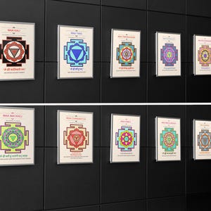 Puede incluir: Una colección de impresiones artísticas enmarcadas con diseños geométricos coloridos y texto. Cada impresión tiene un marco plateado y se muestra contra una pared negra. Las impresiones muestran varios patrones y colores, incluyendo rojo, azul y verde.