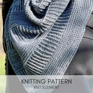 Op de afbeelding: Een breipatroon voor een grijze sjaal met een textuurpatroon. Het patroon heet "Knit Element".