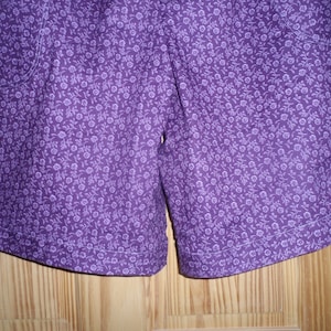 Leichte bequeme oversized locker sitzende lila geblümte Baumwollshorts mit Außentaschen und elastischer Taille