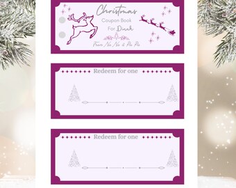 Może przedstawiać: Zestaw trzech świątecznych kuponów z fioletową obwódką. Na górnym kuponie widnieje napis "Christmas Coupon Book For Dinah" z ilustracją renifera i sań Świętego Mikołaja. Na dwóch dolnych kuponach widnieje napis "Redeem for one".