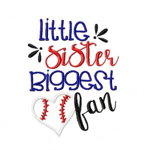 Puede incluir: Diseño bordado con el texto "Little Sister Biggest Fan" en letras rojas, azules y negras con un diseño de béisbol y corazón. El diseño mide 12,13 cm por 15,89 cm.