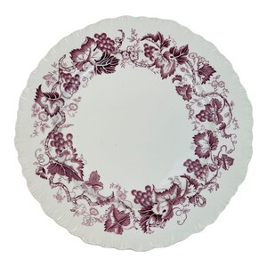 Wedgwood Old Vine Of Etruria 10.25&quot; Dinner Plate Purple Mulberry Floral Shell Edge