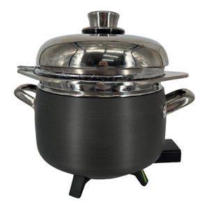 Puede incluir: Una olla gris oscura con tapa y asas de acero inoxidable. La olla tiene un inserto de vapor y se apoya en tres patas negras. La tapa tiene un asa plateada. La olla está diseñada para cocinar.