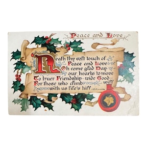 Puede incluir: Postal navideña vintage con las palabras "Peace and Love" en escritura adornada. La tarjeta presenta un pergamino con un poema, acebo y bayas rojas. La letra "L" es roja.
