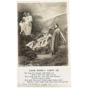 Könnte beinhalten: Vintage Schwarz-Weiß-Postkarte mit einer Landschaft mit Figuren. Das Bild zeigt eine Frau in einem langen Kleid und drei Figuren in weißen Roben. Der Text unten lautet "LEAD KINDLY LIGHT (3)."