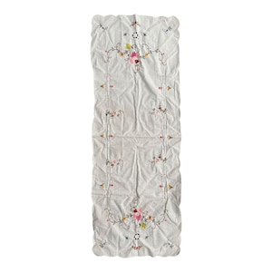 Vtg White Floral Embroidered Table Runner Dresser Scarf Scalloped Edges & Cutout Detailing 40&quot;x15&quot;