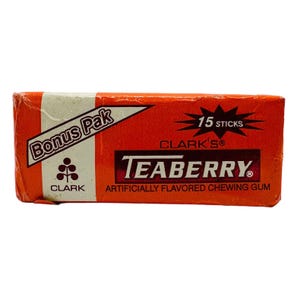 Könnte beinhalten: Eine rechteckige Packung Clark's Teaberry Kaugummi. Die Packung ist hauptsächlich orange mit weißem und schwarzem Text. Der Text enthält "Bonus Pak", "15 sticks" und "Teaberry".
