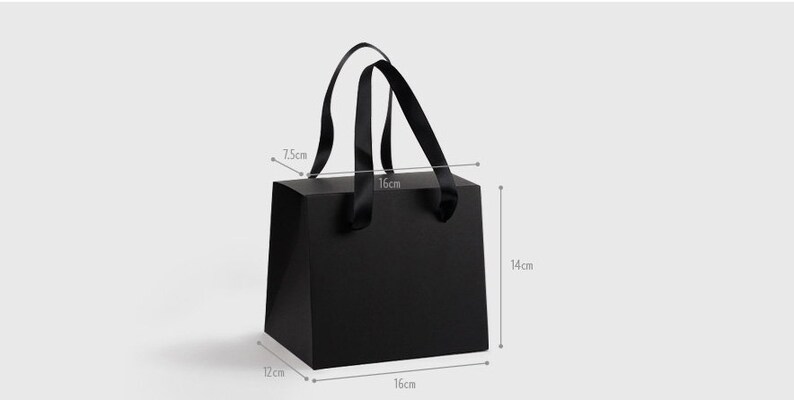 Op de afbeelding: Zwarte cadeauzak met zwarte lintjes. De tas is 16 cm breed, 14 cm hoog en 12 cm diep.