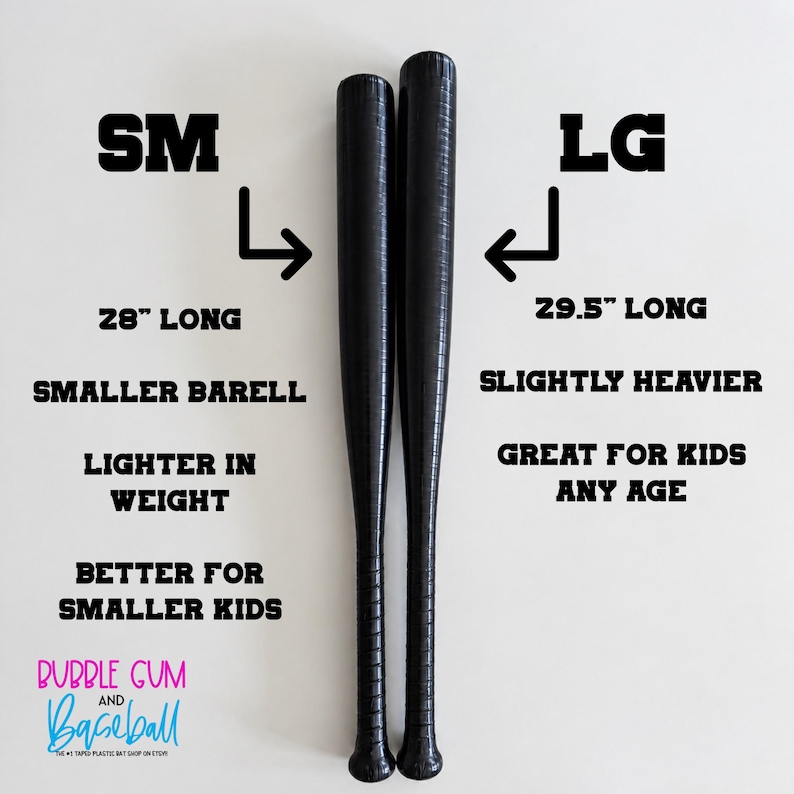 Puede incluir: Dos bates de b&eacute;isbol negros mostrados verticalmente. El bate izquierdo est&aacute; etiquetado como SM, 28 pulgadas de largo, con un barril m&aacute;s peque&ntilde;o y peso m&aacute;s ligero. El bate derecho est&aacute; etiquetado como LG, 29.5 pulgadas de largo y ligeramente m&aacute;s pesado.