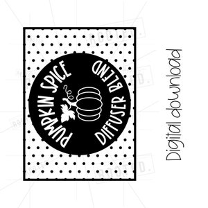 Può includere: Grafica in bianco e nero con una zucca bianca e il testo "Pumpkin Spice Diffuser Blend" su un cerchio nero con sfondo a pois bianchi.